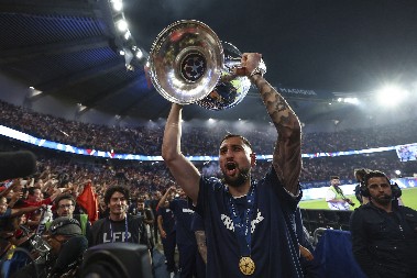 RASPLAKA ČOVEK ČITAVU SRBIJU Donarumina emocija i posveta pehara Lige šampiona Siniši Mihajloviću (VIDEO)