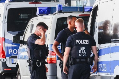 AUTOMOBILOM UDARIO GRUPU UČENIKA OSNOVNE ŠKOLE Horor u Kelnu, jake policijske snage na terenu