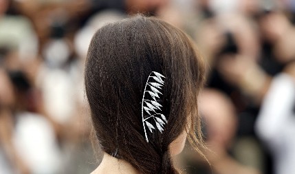 OTKRILA DEKOLTE, A VODITELJU ISPALE OČI Filmska ikona zavodi u provokativnom kompletu, zamalo pokazala previše