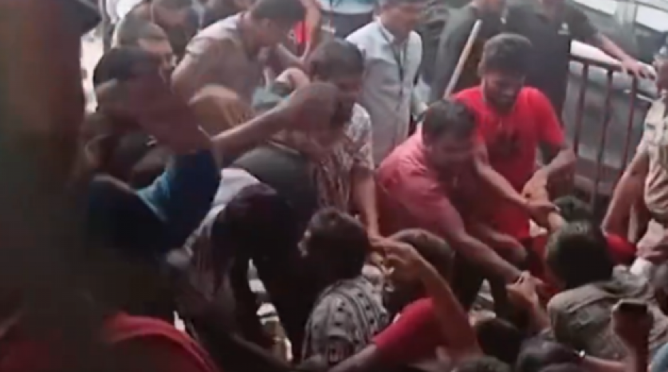 STRAVIČAN STAMPEDO USMRTIO NEKOLIKO LJUDI! Jezivi snimci kruže internetom, žrtve padaju po zemlji (VIDEO)