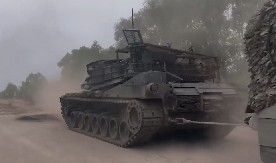 RUSI ZAROBILI AMERIČKE "MONSTRUME" Objavljen snimak zaplenjenog naoružanja u Ukrajini, odvukli ih traktorima (VIDEO)