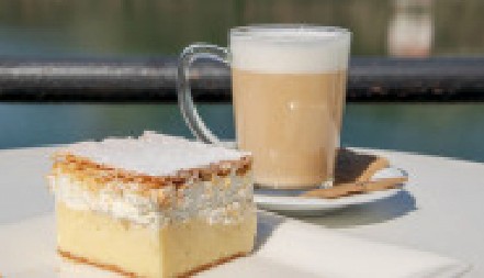 BLEDSKA KREMPITA Biser Slovenije koji budi sva čula, nema ko će ostati na samo jednom parčetu