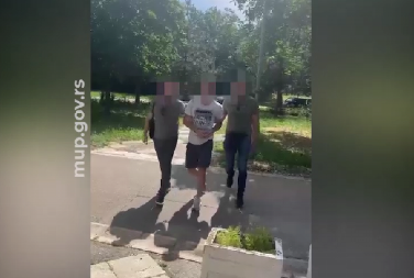 POLICIJA VODI NAPADAČE NA STUDENTE KOJI ŽELE DA UČE SA LISICAMA NA RUKAMA! Mup objavio, vode svu šestoricu (VIDEO)