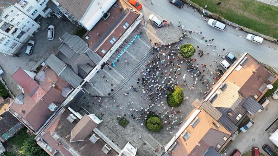 NAROD VAS NEĆE! Raspad završne blokaderske konvencije u Kosjeriću! Jedva se okupilo tristotinjak ljudi (FOTO)