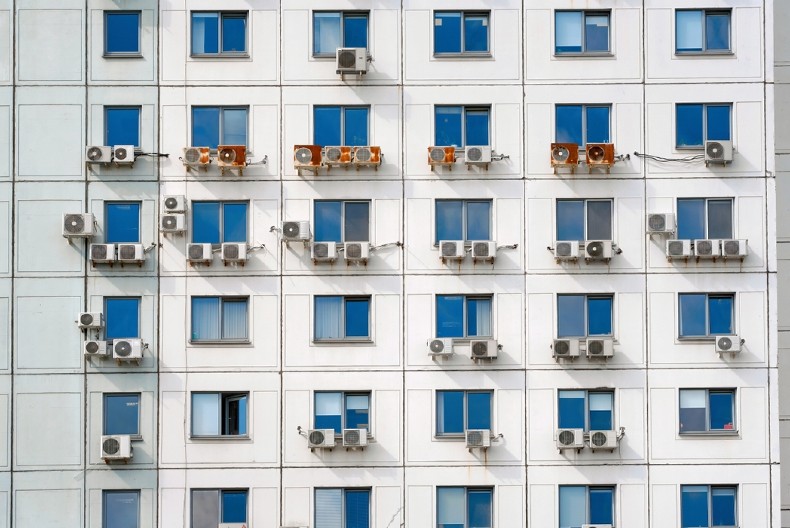 FASADE POD OPSADOM: Rok za uklanjanje klima otkucava!