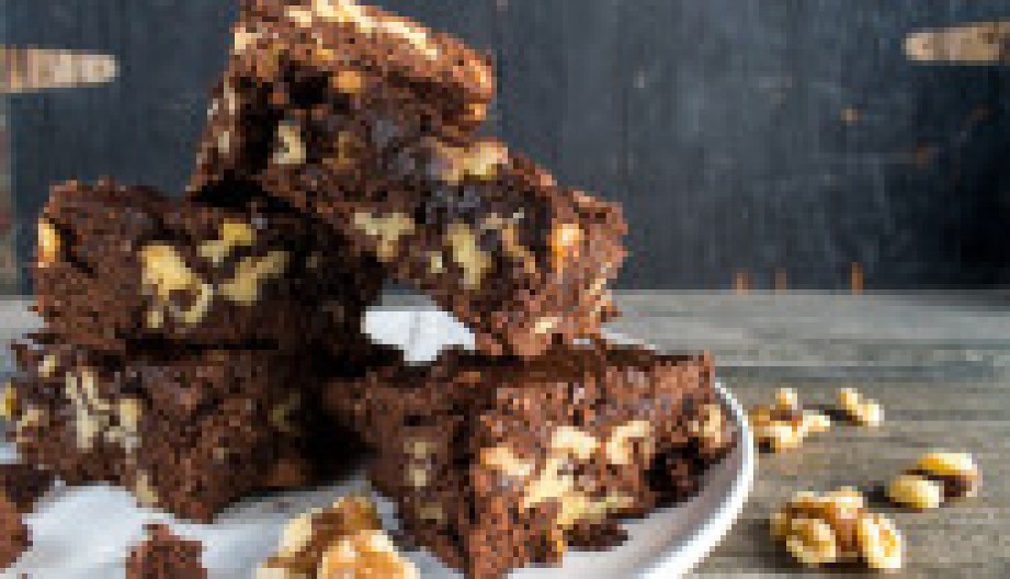 STARINSKI KOLAČ SA ORASIMA Baš kao kolač na kome su odrasle generacije, prste da poližete