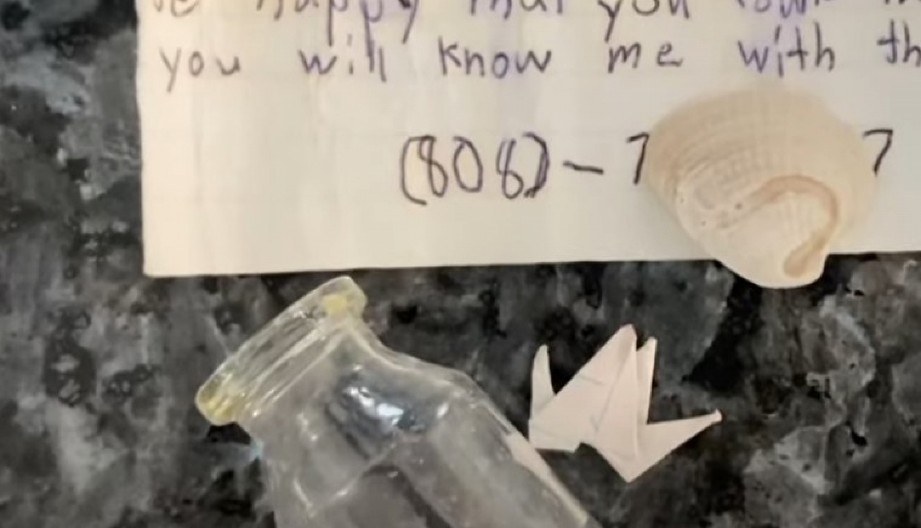 ZAPANJUJUĆE OTKRIĆE NA PLAŽI  Pronašla staru bocu u pesku, a kad je poslala poruku – stigao je odgovor koji niko nije očekivao! (VIDEO)