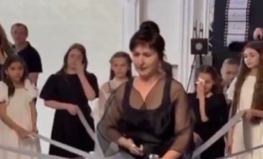 ZBOG OVE UČITELJICE PLAČE CELA SRBIJA Emotivnim gestom se oprostila od učenika, snimak koji će se prepričavati generacijama! (VIDEO)