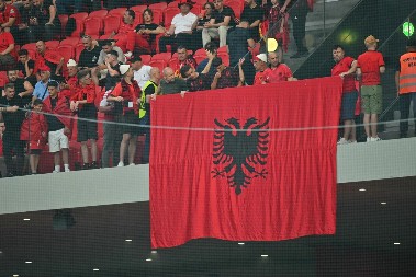 SRAMNE SCENE IZ TIRANE Albanci skandirali komandantu OVK (VIDEO)