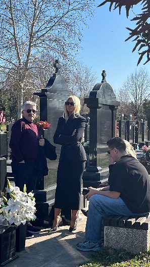 BOSANAC I KARLEUŠA PREKINULI SVAKI KONTAKT Jedini joj je prišao na Sašinoj sahrani, a ovo je prava istina o njihovom odnosu, pevačica ne želi da ćuti