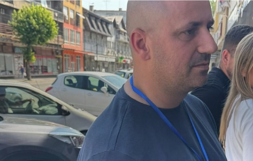 NOVI SKANDAL NA IZBORIMA! Opozicioni funkcioner i pokrajinski poslanik Nemanja Šarčević se lažno predstavlja kao posmatrač ispred organizacije „Nova generacija“