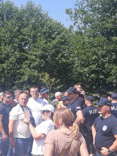 DOKLE VIŠE OVO MALTRETIRANJE? Štimac i Parandilović sa grupom ljudi blokiraju čoveku privatan posed, policija na licu mesta!