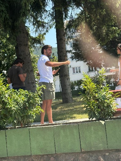 "PUTOVNICU" U DŽEP, PA DOŠAO NA DAN GLASANJA! Roleks blokader koji se obrušio se na Vučića kad im je nudio izbore sada paradira po Kosjeriću (FOTO/VIDEO)