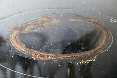 INDUKCIONA PLOČA BIĆE KRISTALNO ČISTA, OGLEDAĆETE SE NA NJOJ Evo kako da skinete skorelu prljavštinu, ne trebaju vam uopšte hemikalije