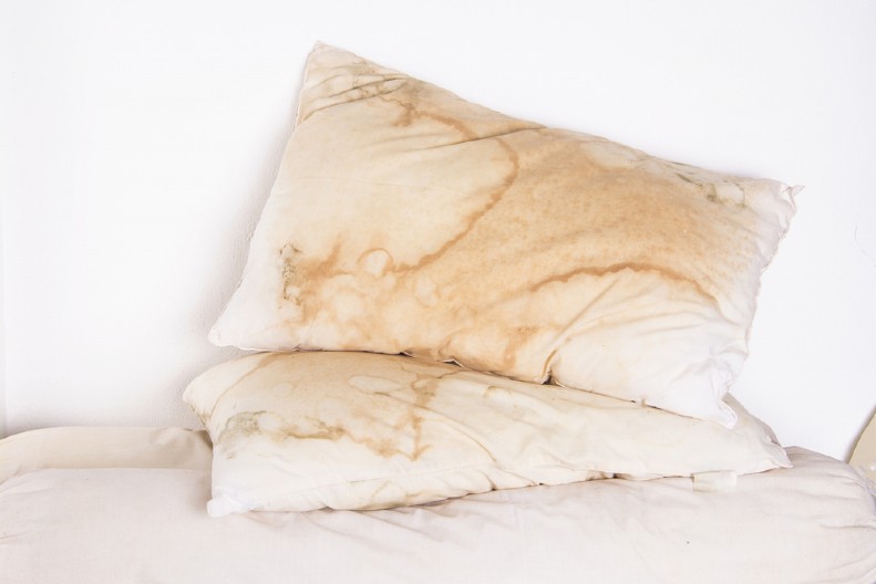 KAKO OPRATI POŽUTELE JASTUKE? Stari trik baka Mare skida sve fleke kao od šale, biće kao novi!