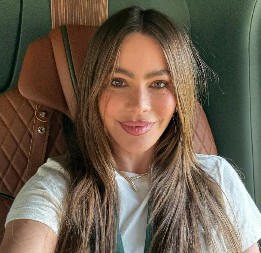 SOFIJA VERGARA IZGLEDA KAO AVION U 52. GODINI Objavila fotku u toplesu i tangama, muškarci odlepili zbog njenih oblina!