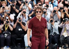 TOM KRUZ UŠAO U GINISOVU KNJIGU REKORDA Evo koliko puta je skočio sa zapaljenim padobranom