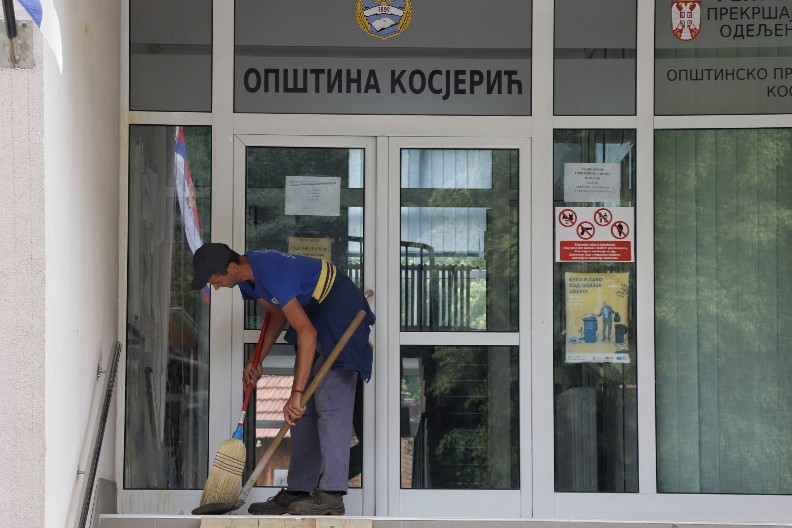 OPKOLILI IH KAO HIJENE Vučević se oglasio o napadu blokadera na novinare, držali ih zarobljene u zgradi!