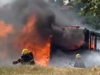 ZAPALIO SE  AUTOBUS, CRNI DIM KULJAO NA SVE STRANE Policija i vatrogasci na licu mesta (FOTO)