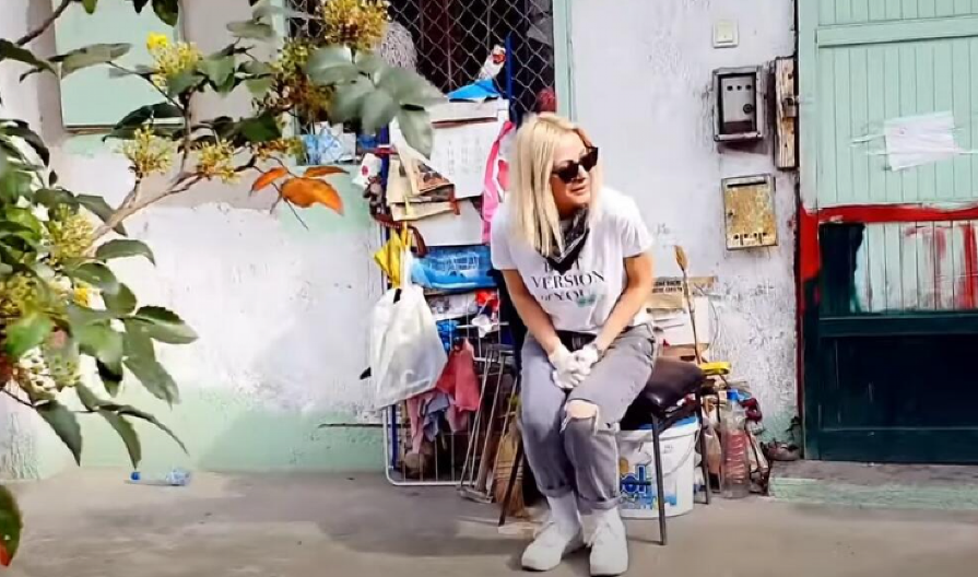 “NIJE ZNALA DA ME HRANI, BILA SAM U PELENAMA KADA ME JE ODVELA SOCIJALNA SLUŽBA” Naša pevačica prošla kroz pakao u domu: “I danas mi je majka jako čudna žena”