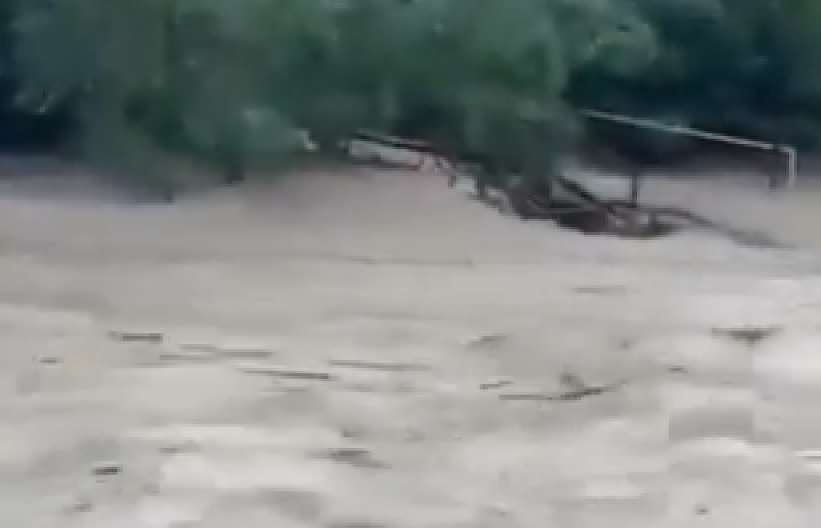 SNAŽNO NEVREME RAZORILO PRESTONICU! Ulice potopljene, vetar iščupao drveće, vlasti apelovale na građane: Ostanite u svojim domovima! (VIDEO)