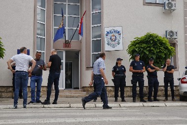 OPOZICIJA ISPALILA BIRAČE Profesor objasnio: Proglasili pobedu, a onda hladan tuš! PORAZ!