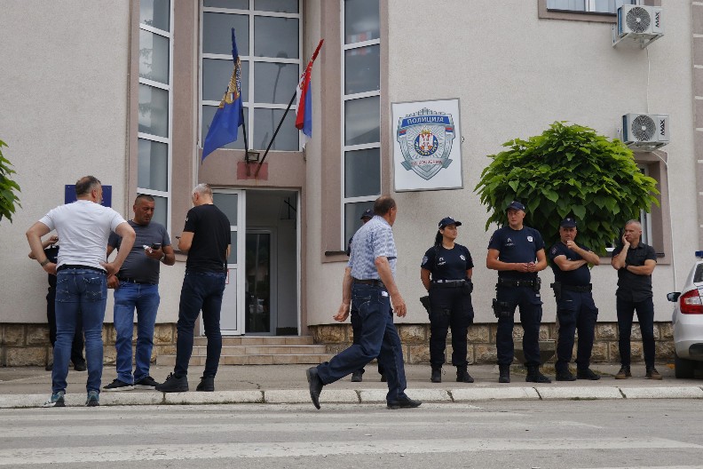 OPOZICIJA ISPALILA BIRAČE Profesor objasnio: Proglasili pobedu, a onda hladan tuš! PORAZ!