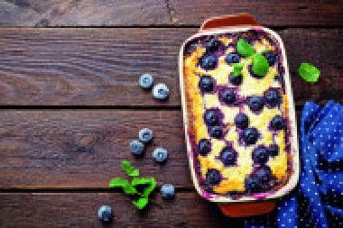 KLAFUTI SA BOROVNICAMA Kolač savršen za vrele dane, osvežiće vas u trenu