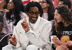 ZAVODNICA Bivša supruga Skotija Pipena definitivno obožava igru ispod obruča