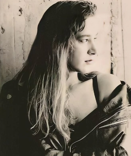 DA LI PREPOZNAJETE PEVAČICU SA FOTOGRAFIJE? Njenu karijeru obeležio je veliki skandal, svi je znate, a danas izgleda totalno drugačije