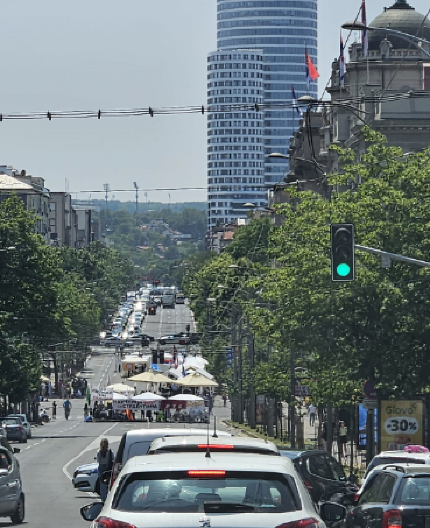TEROR BLOKADERA NAD BEOGRAĐANIMA: Šačica aktivista pravi bedževe i igra ispred Vlade, dok stotine hiljada ljudi stoji u kolapsu! (VIDEO)