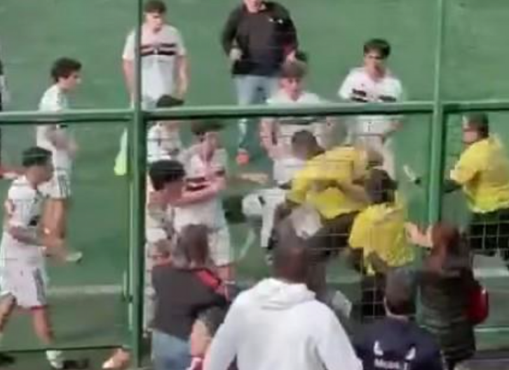 TOTALNI HAOS I BRUTALNA TUČA Sevale pesnice, fudbaler udario sudiju, snimak šokirao sve (VIDEO)