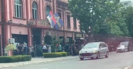 BLOKADERI PRAVE HAOS U ZAJEČARU! Zaposleni u opštini ne mogu da izađu (VIDEO)