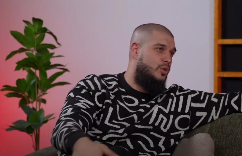 DEJAN DRAGOJEVIĆ OBJAVIO FOTOGRAFIJU IZ BIH GDE JE SA DALILOM GRADIO PORODIČNO GNEZDO:  "Imam 25 godina, a izgledam kao da sam sam sebi tata"