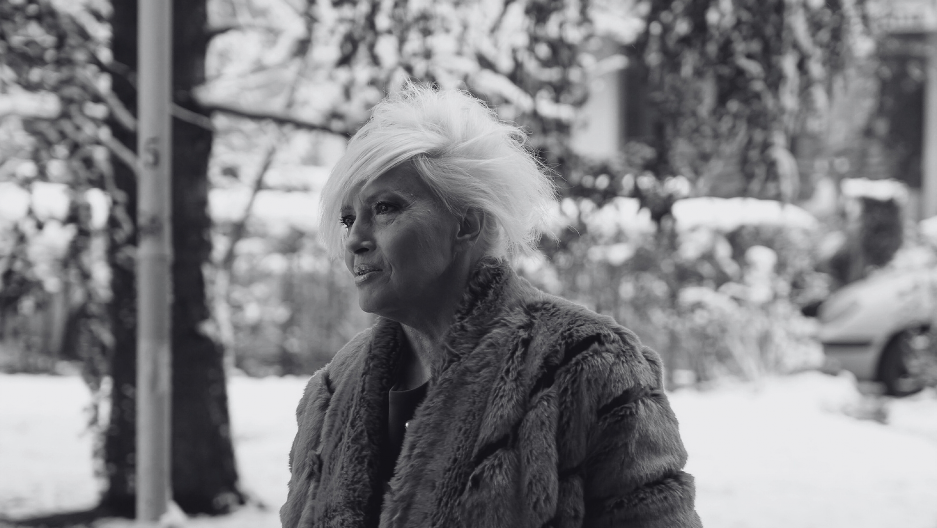 OBNOVLJEN GROB SLAĐANE MILOŠEVIĆ Natpis na ploči bio išaran crnom bojom, popravljena slova i očišćena farba sa spomenika