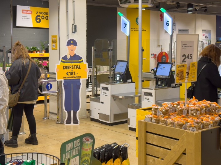 ZAPANJUJUĆA KRAĐA U MARKETU Policajci zaustavili lopova na izlazu, a kada su ga pretresli...NASTAO HAOS!
