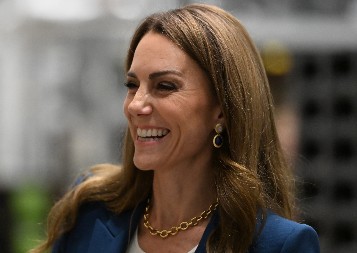 SVE ŽENE ŽELE OVAJ PLAVI KOMPLET KEJT MIDLTON  Princeza od Velsa nikad lepše izgledala nije, ovo joj je do sada možda i najbolji autfit