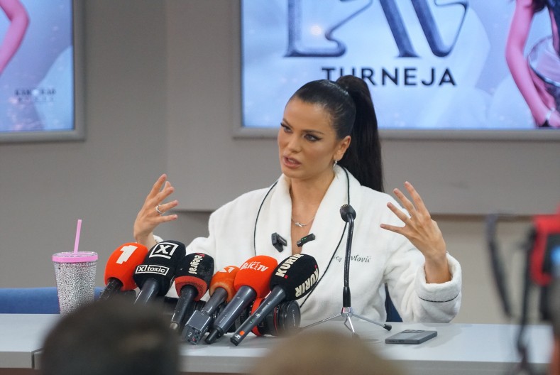 MILICA PAVLOVIĆ JE PONIZILA NAJSTRAŠNIJE! Pevačica joj pohvalila album, ali umesto "hvala" dobila...