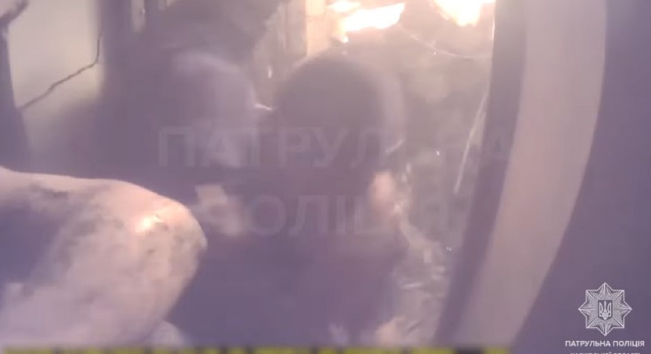 RUSI RAZNELI HARKOV: Jeziv snimak čoveka pod betonom koji peva himnu Ukrajine! (VIDEO)