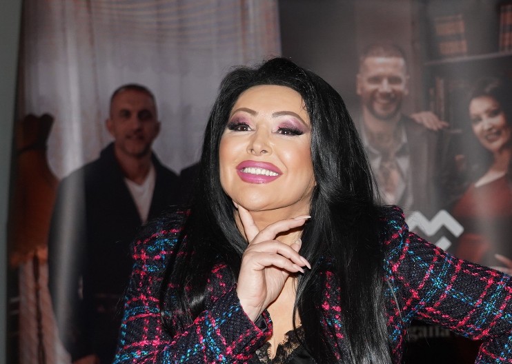 POZNATO KO JE SPORTISTA USLIKAN U DVORCU DRAGANE MIRKOVIĆ Pevačica se od njega ne odvaja, Toni se ne meša