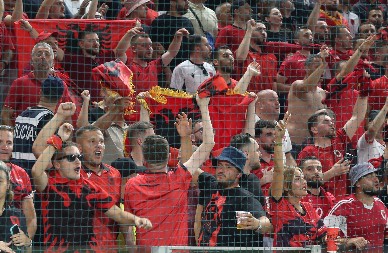 NASTAVLJAJU SE TENZIJE U TIRANI Navijači Albanije u sukobu sa Savezom, nastao je novi problem