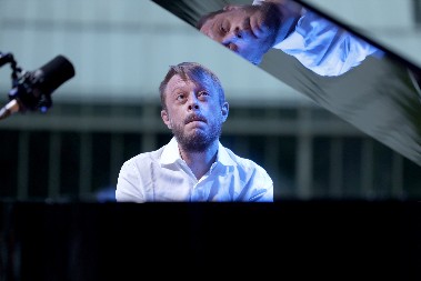 ODRŽANA KOMEMORACIJA MATIJI DEDIĆU Ćerka i žena slomljene od bola, ne mogu da zadrže suze!