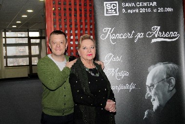 GABI NOVAK JEDVA STOJI NA NOGAMA Prvi put u javnosti nakon smrti sina Matije, ušla u salu za komemoraciju i rasplakala sve