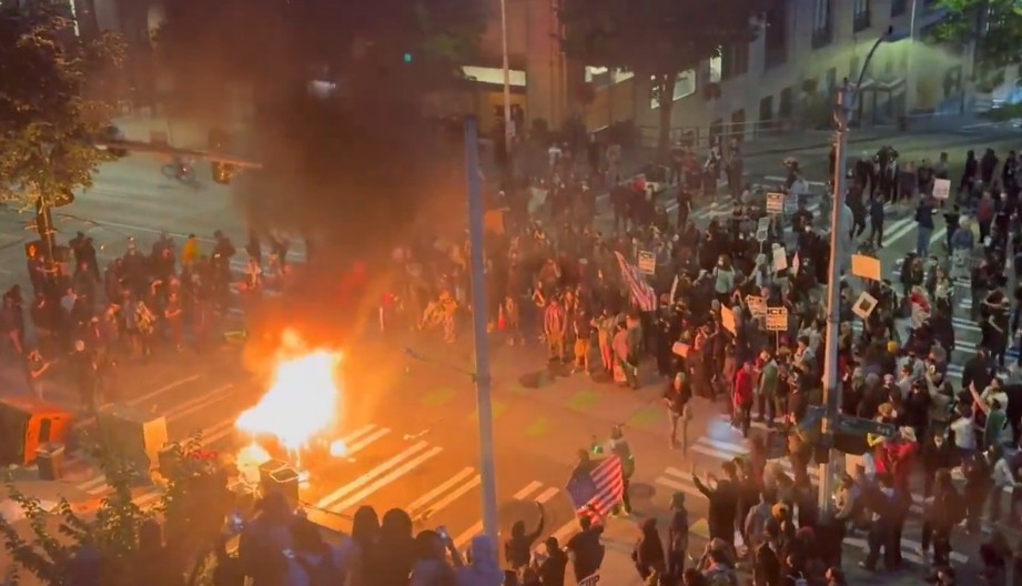 TOTALNI HAOS U AMERICI Demonstranti pale vatre i bacaju kamenice na policiju, JEZIVI snimci iz Sijetla (VIDEO)