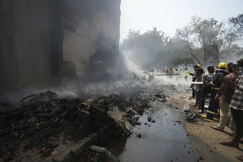 "MOJ SIN JE SKOČIO SA DRUGOG SPRATA HOSTELA KAD SE AVION SRUŠIO" Jeziva ispovest žene nakon tragedije u Indiji (FOTO)