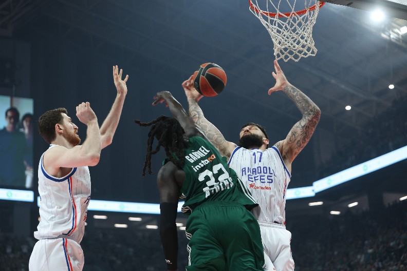 CRVENO-BELI "IZVISILI" ZA JOŠ JEDNO POJAČANJE Zvezda ga želela, ali se onda javio povratnik u Evroligu