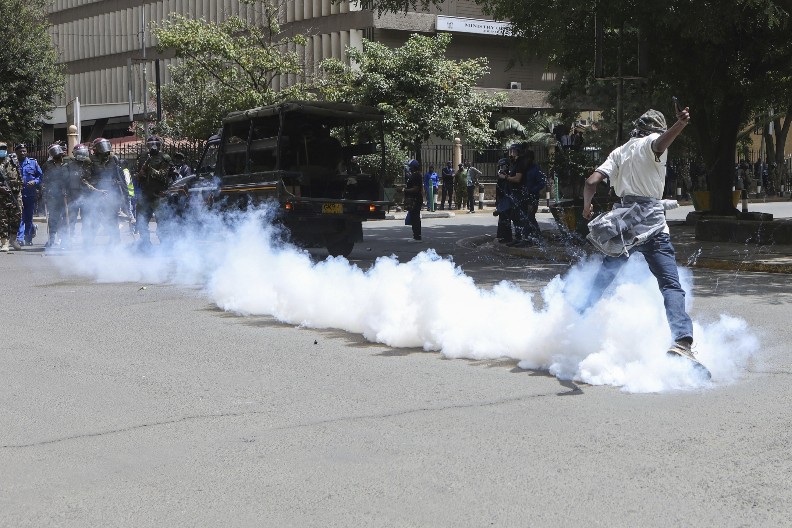 HAOS NA ULICAMA, DEMONSTRANTI TRAŽE RASPUŠTANJE VLADE Policija u Keniji PUSTILA SUZAVAC na one koji protestuju(FOTO)