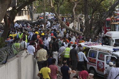 PRONAĐENE ŽIVE OSOBE U PUTNIČKOM AVIONU KOJI SE SRUŠIO U INDIJI