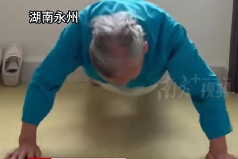 BAKA (92) RADI SKLEKOVE I TRBUŠNJAKE KAO DEVOJČICA Njena večernja rutina postala hit na mrežama, šokirala i lekare! (VIDEO)