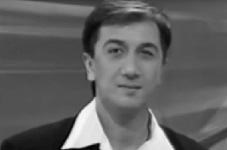 SMRT NAŠEG PEVAČA BUDI JEZU VEĆ 23 GODINE! Pronađen je mrtav u stanu, svi su ga obožavali, a jedan detalj je javna tajna!